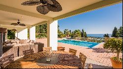 Villa with sea views located in Marbella's Golden Mile.