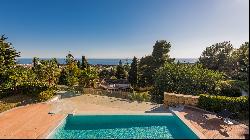 Villa with sea views located in Marbella's Golden Mile.