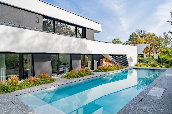 Design icon: top-class detached house with pool in prime location