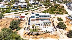 4-Bedroom Modern Villa, with 2 pools and sea view, in Porto de Mós, Lagos, Algarve