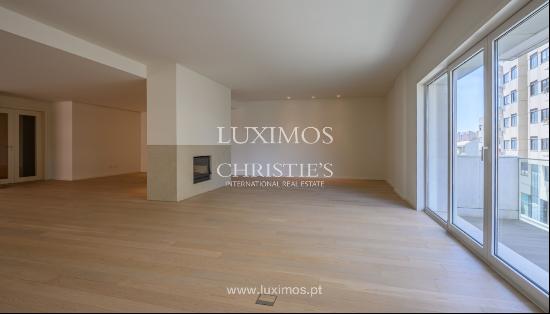 Luxury 4 bedroom apartment with balcony, for sale, in Porto, Portugal