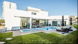 Modern 4-bedroom villa with pool for sale in Lagos, Algarve, Portugal