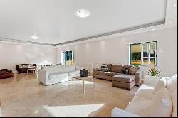 Apartment in a private condominium in Estoril.