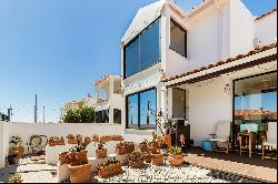 Villa with sea view in Parede, Cascais