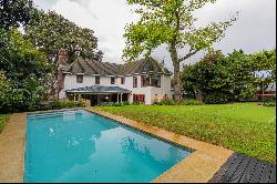 A TIMELESS, WELL-MAINTAINED RESIDENCE ON LUSH, EXPANSIVE GROUNDS IN RONDEBOSCH