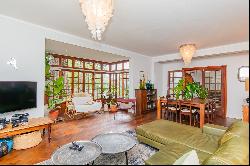 A TIMELESS, WELL-MAINTAINED RESIDENCE ON LUSH, EXPANSIVE GROUNDS IN RONDEBOSCH