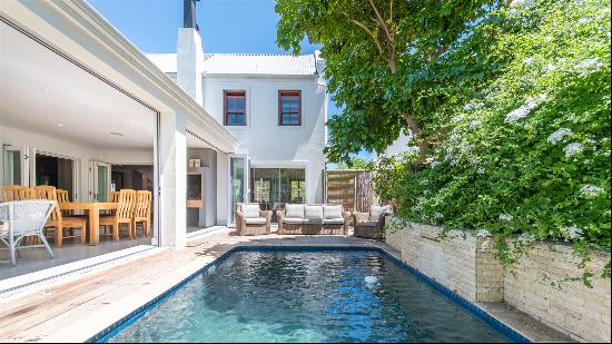 SPACIOUS DE ZALZE GOLF ESTATE HOME WITH FLATLET, CLOSE TO THE CLUB HOUSE