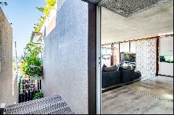 5 BEDROOM HOUSE IN GREEN POINT - PERFECT FOR LUXURY LIVING WITH STUNNING VIEWS.