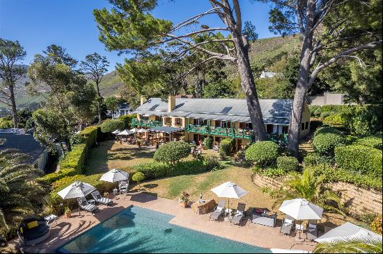 GENEROUS ESTATE OVERLOOKING THE CONSTANTIA VALLEY