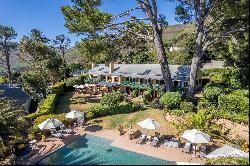 GENEROUS ESTATE OVERLOOKING THE CONSTANTIA VALLEY