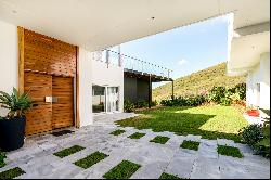 Photos Video1 of 39 R 10 980 000 Bond Costs 4 Bedroom House for Sale in Vredehoek Vredeho