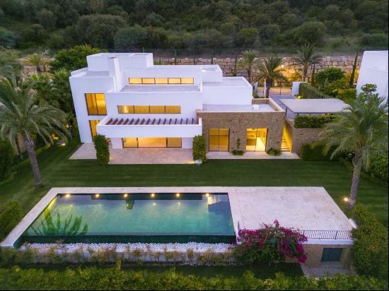 Spectacular villa next to the Casares golf course