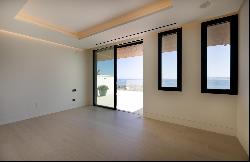 Villa style apartment with 4 bedrooms, on the sea front, Estepona