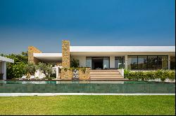 Very modern mansion, built on one level, in Marbella Club Golf