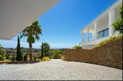 Villa in El Paraíso with incredible views of the sea, golf and nature