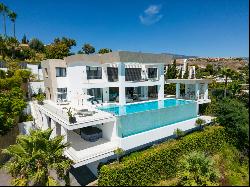 Villa in El Paraíso with incredible views of the sea, golf and nature