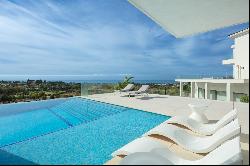 Villa in El Paraíso with incredible views of the sea, golf and nature