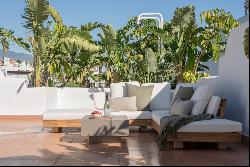 Bright beachfront duplex penthouse in a luxury residential complex in Estepona