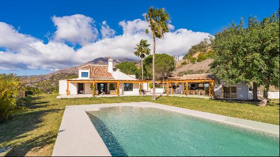 Andalusian-Nordic villa with panoramic views of Estepona Bay