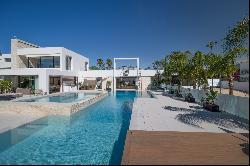 A paradisiacal villa, with all luxury details, on the Mediterranean coast of Estepona