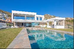 Splendid villa with sea views in the prestigious urbanisation La Capellanía, Benalmádena