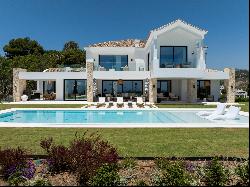 Splendorous Mediterranean style luxury villa with panoramic views in El Herrojo, Benahavís