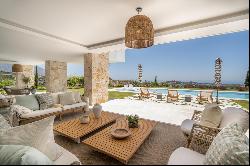 Splendorous Mediterranean style luxury villa with panoramic views in El Herrojo, Benahavís