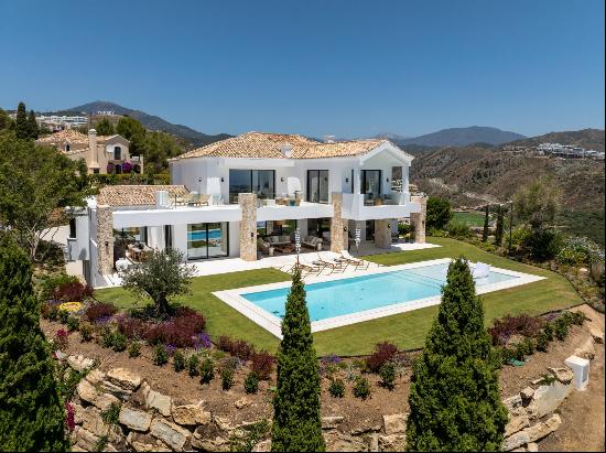 Splendorous Mediterranean style luxury villa with panoramic views in El Herrojo, Benahavis