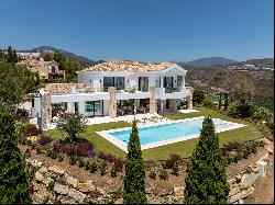 Splendorous Mediterranean style luxury villa with panoramic views in El Herrojo, Benahavís