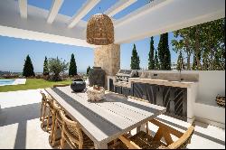 Splendorous Mediterranean style luxury villa with panoramic views in El Herrojo, Benahavís