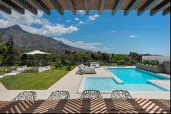 Imposing villa with incredible panoramic views in the heart of the golf valley in Aloha, 