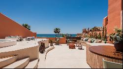 Stunning high end penthouse with spectacular sea views on the beachfront in Marbella East