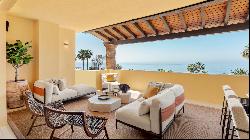 Exceptional duplex penthouse with direct access to the beach and panoramic sea views in R