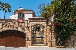 Large classic Andalusian style villa in the heart of the Golden Mile with many possibilit