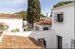 Charming Andalusian-style villa recently renovated, next to El Candado golf course in Mal