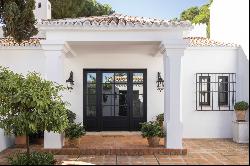 Charming Andalusian-style villa recently renovated, next to El Candado golf course in Mal