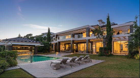 Exclusive luxury villa with panoramic views of the Mediterranean in the prestigious Reser