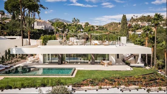 Modern villa with views for golf lovers in Nueva Andalucía