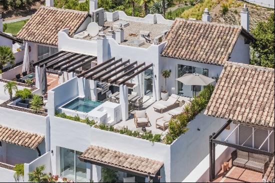 Exclusive penthouse in Nueva Andalucia with panoramic sea and La Concha views