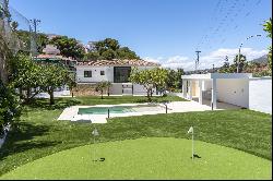 Great investment opportunity: Villa ideal for golfers, with a private putting green and l