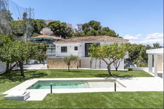 Great investment opportunity: Villa ideal for golfers, with a private putting green and l