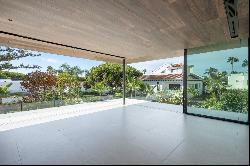 An extraordinary villa on the Marbella Golden Mile just a few steps from the sea