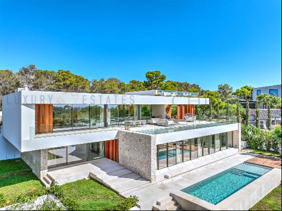 High quality modern villa in Cala Vinyas with partial sea view