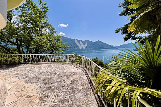 Villa for renovation in a spectacular location with panoramic lake view for sale in Ascona