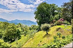 Lugano-Bosco Luganese: beautiful villa for sale with large building plot of 3,581 sqm & vi