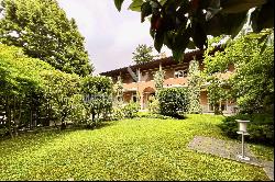 Spacious prestigious villa surrounded by greenery in Mendrisio for sale