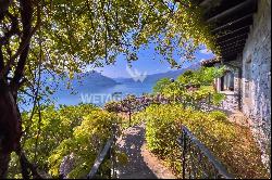 Mediterranean villa to be renovated in top location with 180° lake view in Ronco sopra As