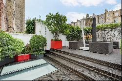 Luxury duplex apartment on Eaton Place with a swimming pool and Mews house