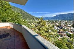 Losone: beautiful villa to be renovated surrounded by greenery for sale