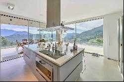 Stunning villa with expansive swimming pool & Lake Lugano views, available for sale in Lu